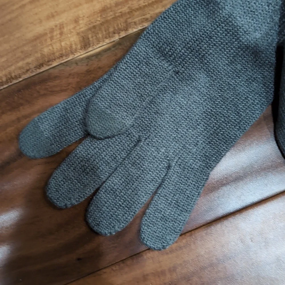 Ugg Australia 2 Piece Touch Screen Compatible Hat & Tech Gloves Set Nwt ❤️ - Picture 5 of 10